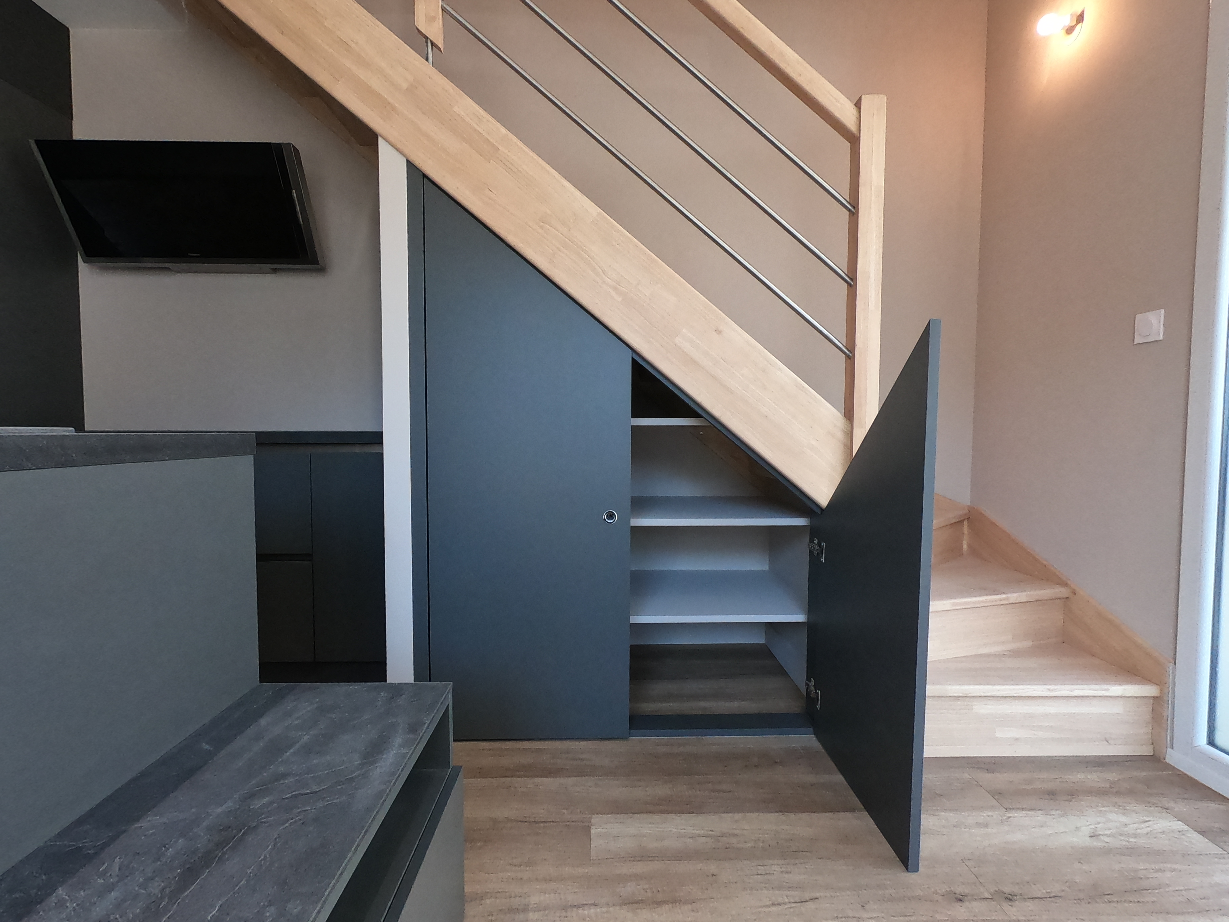 Réalisation agencement et porte de placard sur mesure sous escalier à Lyon 