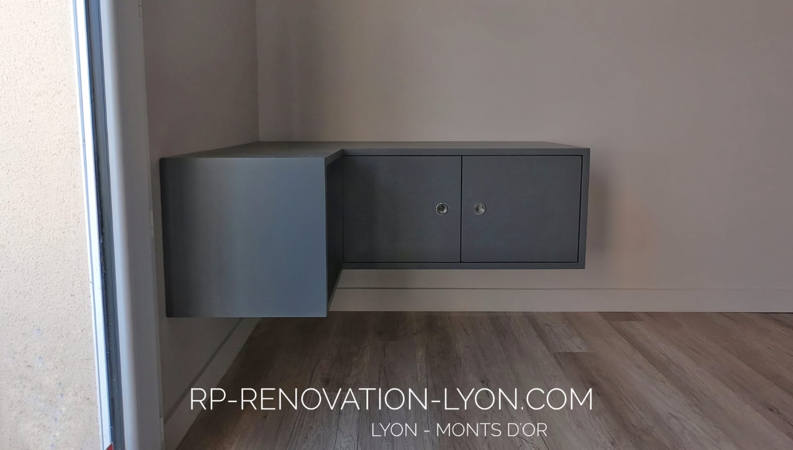 Réalisation meuble TV design suspendu sur mesure à Lyon